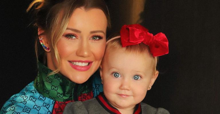 Ana Paula Siebert esbanja amor ao sorrir agarradinha à sua filha Vicky