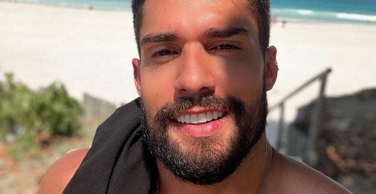 De bermuda, Bil Araújo exibe clique quente na cadeira e deixa web boquiaberta: ”Que homem”