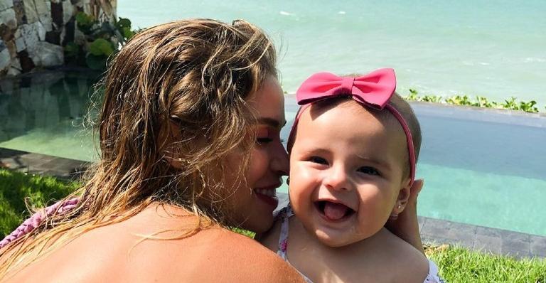 Carol Dias explode o fofurômetro ao flagrar a filha toda sujinha de comida