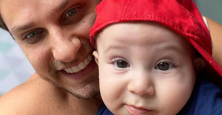 Ex-BBB Eliéser Ambrósio aproveita dia no parque com o filho de 8 meses: ”Me divirto muito com ele”