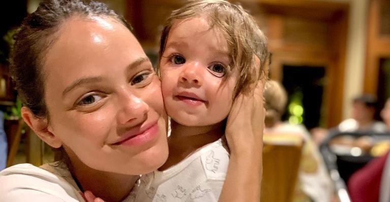 Laura Neiva mostra a filha, Maria, no comando do seu celular e se diverte