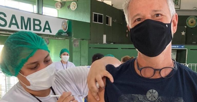Marcello Novaes é vacinado contra a Covid-19: ”Hoje foi meu dia”