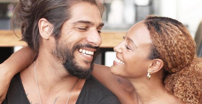 Sheron Menezzes aparece nua em clique deslumbrante com o marido: ”Eu amo nossas cores”