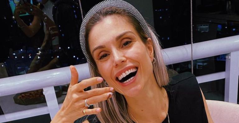 Após longa reforma, Flavia Viana curte piscina de sua cobertura e agradece: ”Tão sonhado cantinho”