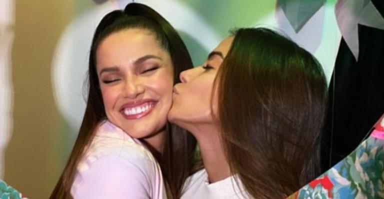 Juliette e Anitta se encontram pela primeira vez e cantora brinca: ”Vim cobrar teu aluguel!”