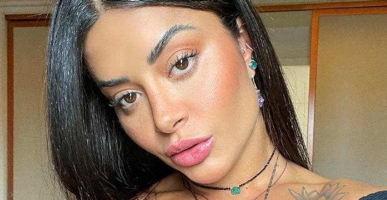 De biquíni, Aline Riscado abdômen definido e deixa web babando: ”Deusa”