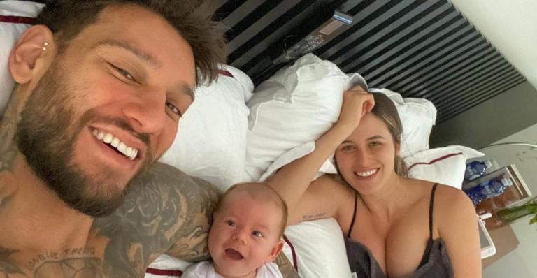 Filho de Lucas Lucco encanta a web ao surgir se divertindo com brinquedos: ”Que precioso”