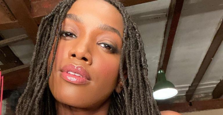 Iza arranca suspiros da web ao surgir tomando sol com biquíni mínimo: ”Enfim, a perfeição…”