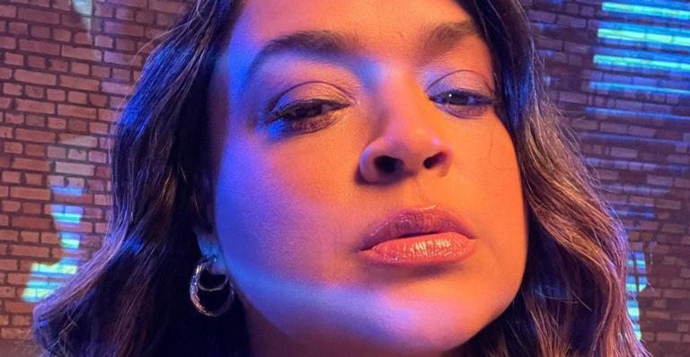 Preta Gil esbanja beleza ao surgir com belíssimo maiô dourado e fãs elogiam: ”Linda demais!”