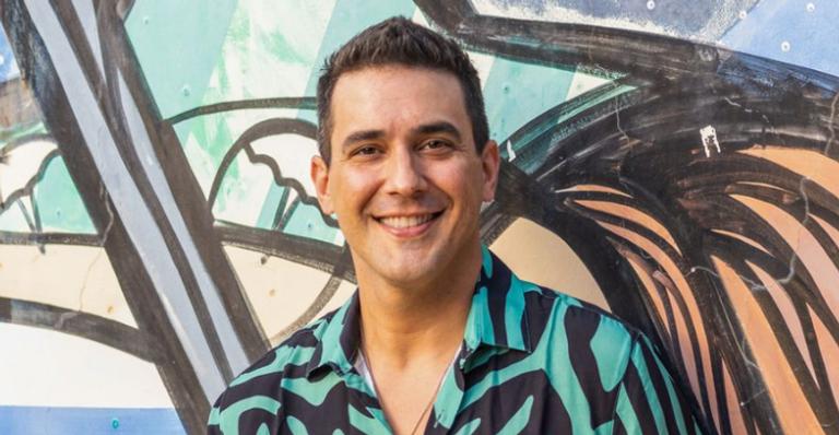 André Marques exibe momento de lazer durante final de semana: ”Cozinhar com essa vista!”