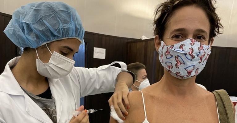Andrea Beltrão é vacinada contra a Covid-19: ”Viva o SUS”