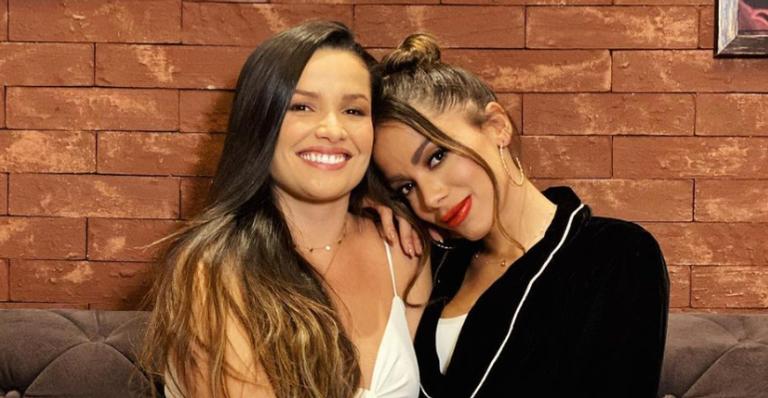 Anitta e Juliette Freire surgem juntinhas se divertindo em jatinho: ”Mais que uma amiga…”