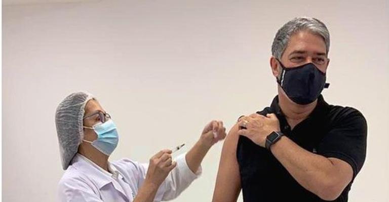 William Bonner recebe primeira dose da vacina contra Covid-19 e agradece profissionais da saúde