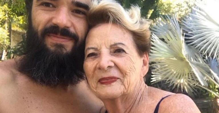 Caio Blat mostra áudio da avó reclamando sobre seu visual: ”Você tem que cuidar da sua aparência”