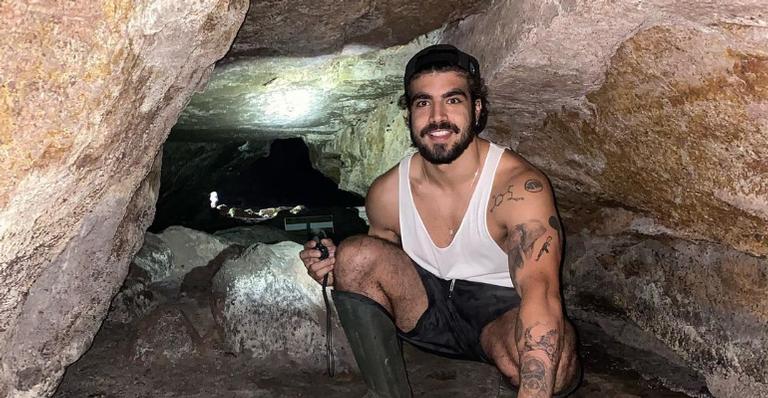 Caio Castro surge sorridente ao apreciar uma cerveja gelada na Turquia