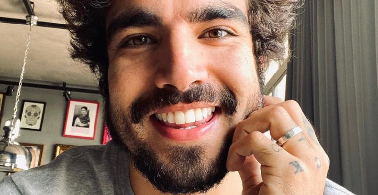 Caio Castro experimenta jantar típico durante viagem internacional e surpreende web