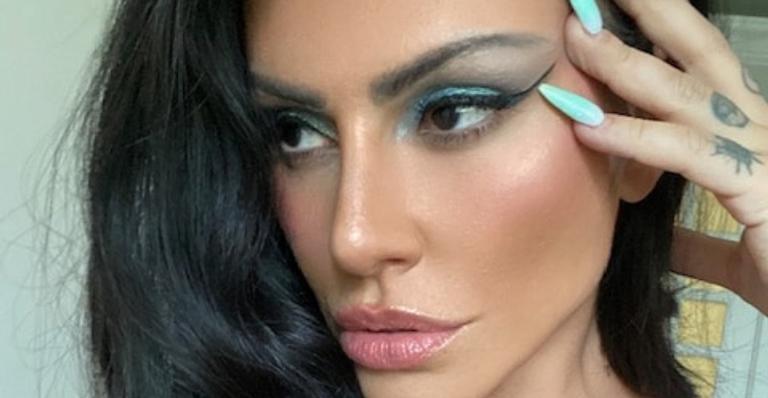 Cleo exibe bastidores da gravação de seu novo álbum e revela ansiedade: ”Fica pronto logo!”