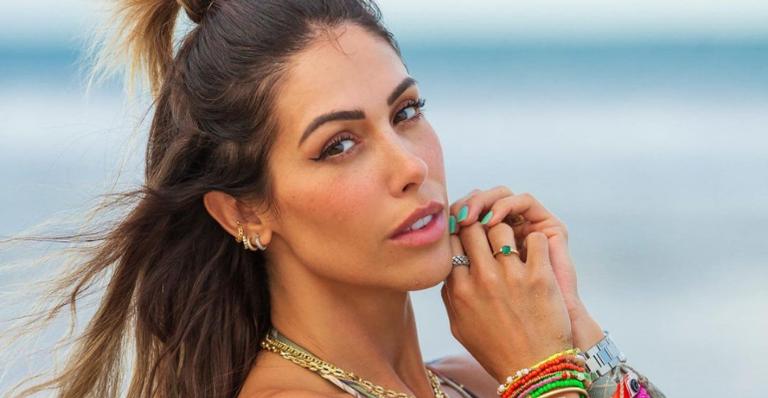De biquíni, Bella Falconi faz passeio de lancha e se banha em praia paradisíaca de Alagoas