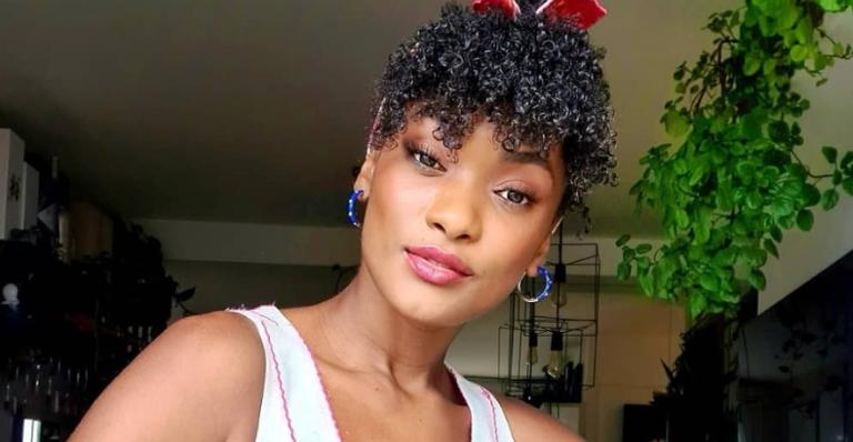 Erika Januza esbanja beleza ao surgir com look branco nas redes e fãs elogiam: ”É linda demais!”