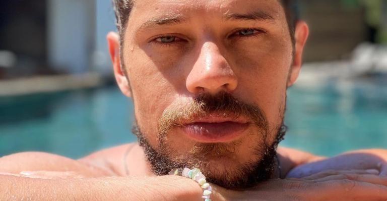 José Loreto eleva a temperatura ao esbanjar corpo sarado só de sunga vermelha na praia