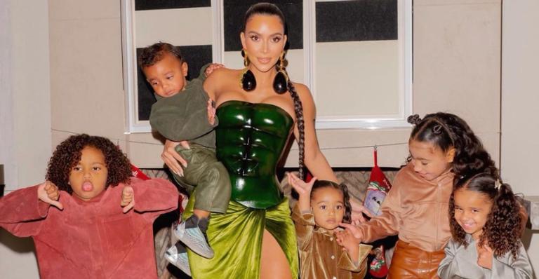 Kim Kardashian derrete corações ao resgatar lindo clique em família: ”Amor de bebê”