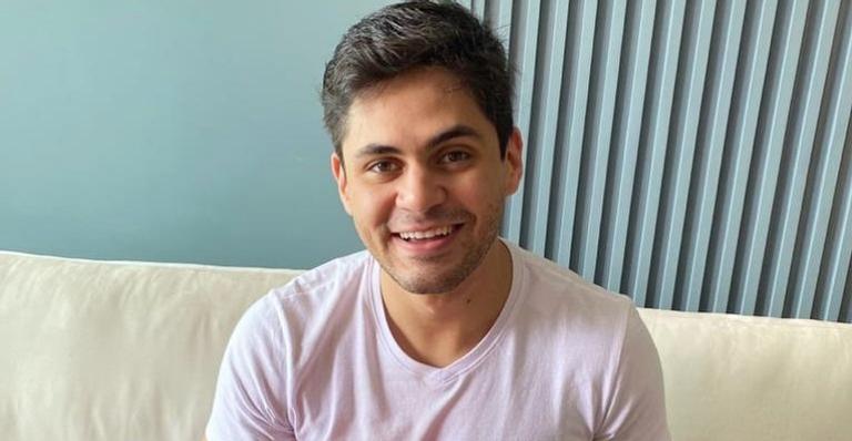Lucas Veloso encanta ao postar foto com a noiva e a filha recém-nascida: ”Amo vocês”