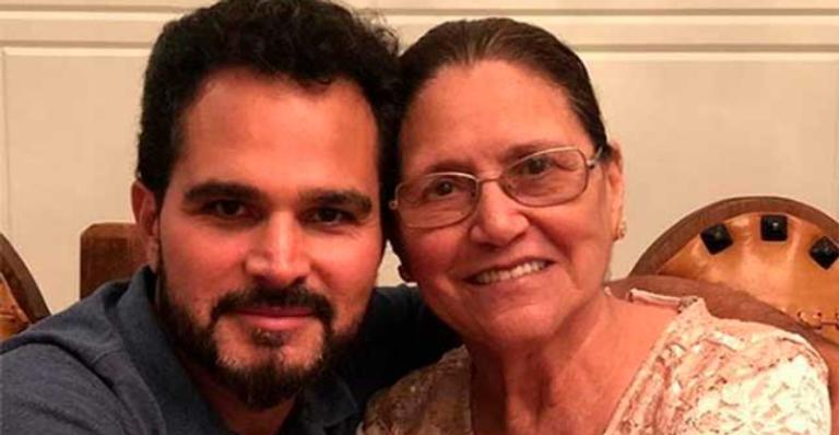 Luciano Camargo surge curtindo colinho da mãe, Dona Helena