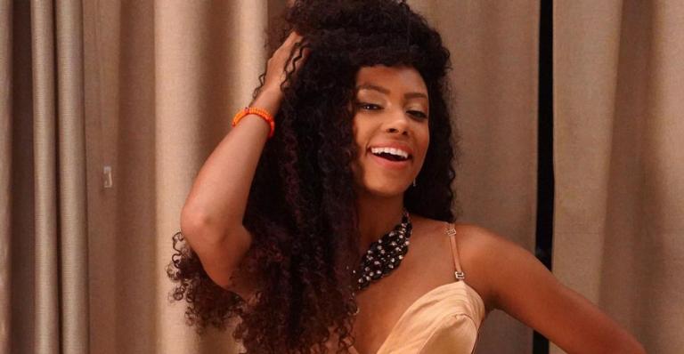 Lumena Aleluia esbanja gingado ao dançar a nova música de Iza