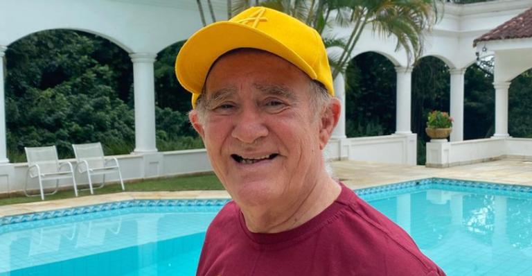 Renato Aragão exibe look do dia com camiseta de personagem: ”Começando a semana no estilo!”