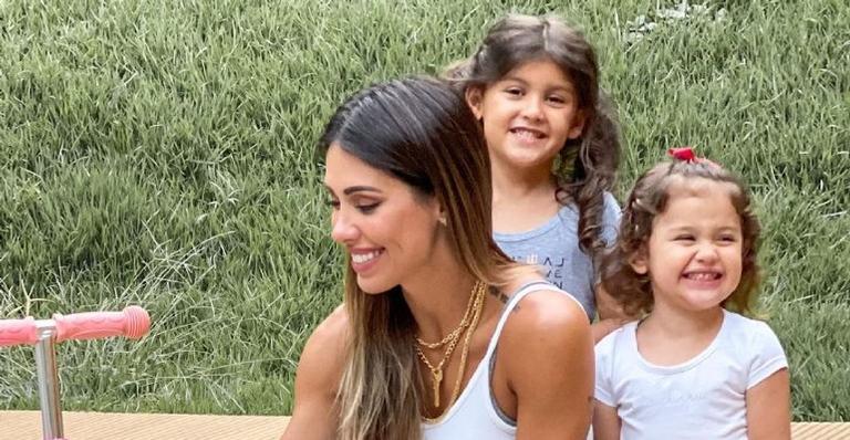 Em Japaratinga, Bella Falconi posta cliques perfeitos das herdeiras na praia