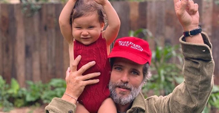 Bruno Gagliasso posta fotos com Zyan e comemora mesversário do filho