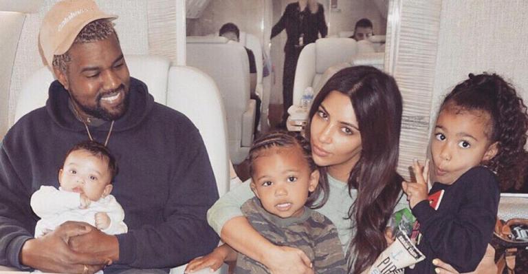 Com clique em família, Kim Kardashian parabeniza Kanye West: ”Te amo para a vida”