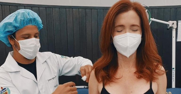 Deborah Evelyn recebe primeira dose da vacina contra Covid-19: ”Foi muito emocionante”