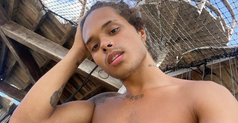 Descamisado, Vitão exibe boa forma durante banho de piscina e promete: ”Novas ondas vindo”