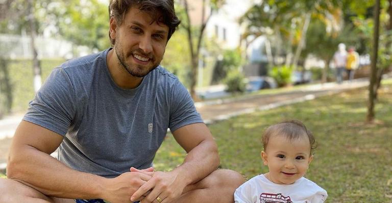 Elieser Ambrósio se diverte ao brincar com o filho, Bento: ”O importante é estimular sempre!”