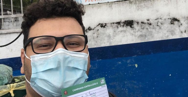 Ex-BBB Victor Hugo é vacinado contra Covid-19 e manda recado: ”A vacina é importantíssima”