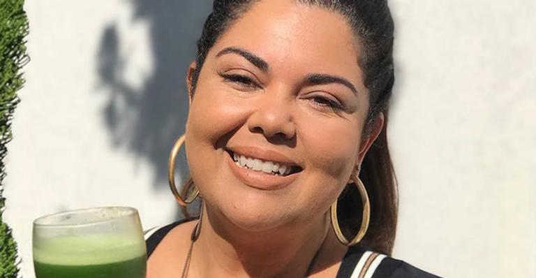 Fabiana Karla é clicada de biquíni e mostra corpo real na piscina