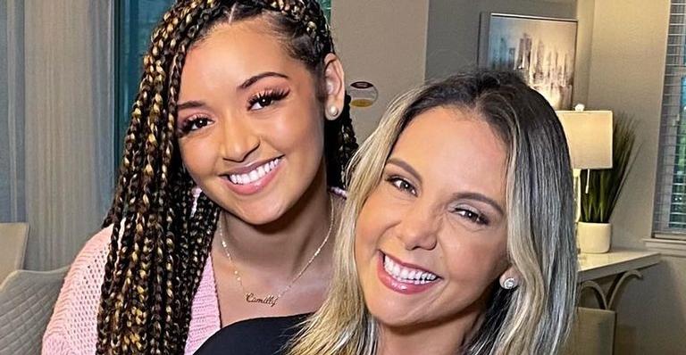 Filha de Carla Perez esbanja corpaço com micro vestido justinho em sua formatura nos Estados Unidos