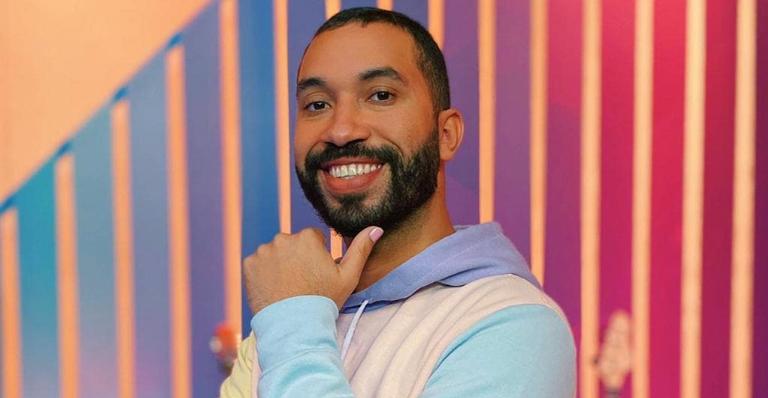 Gilberto, do BBB21, se emociona ao receber o primeiro exemplar do seu livro