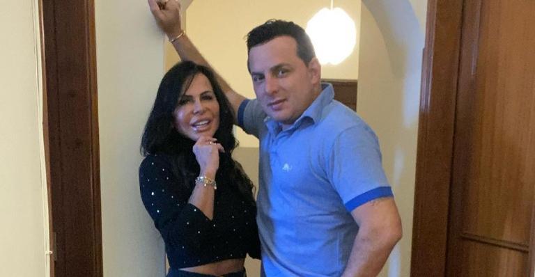 Sorridente, Gretchen compartilha clique ao lado do marido, Esdras de Souza, na França
