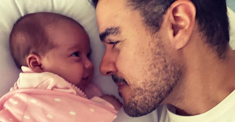Joaquim Lopes mostra madrugada ao lado da filha e encanta a web: ”Que amor!”