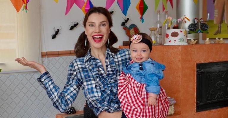 Arraiá da Suzanne! Júlia Pereira celebra sete meses da filha ao lado da família