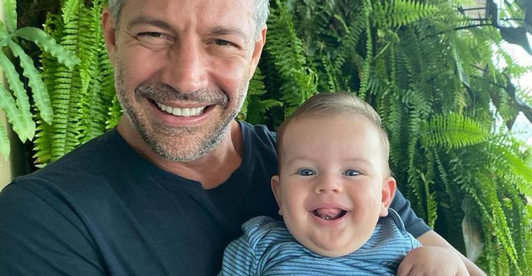 Malvino Salvador se derrete ao compartilhar clique divertido com o filho, Rayan: ”Cara do pai?”
