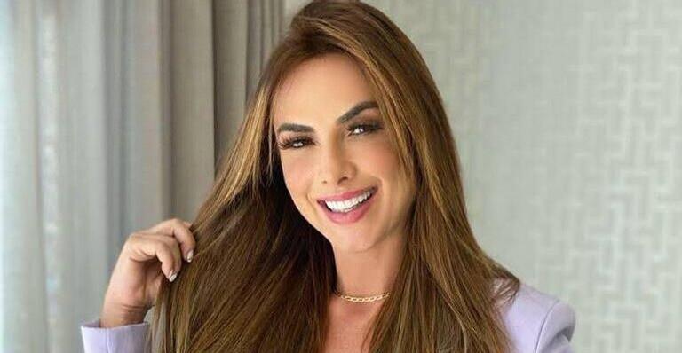 Nicole Bahls posa deslumbrante e rouba a cena com sorriso espontâneo: ”Linda”