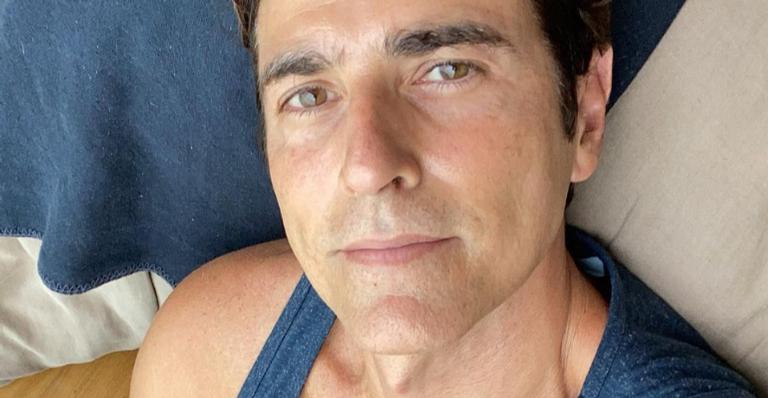 Em casa, Reynaldo Gianecchini mostra bastidores de gravação em home office e chama atenção da web