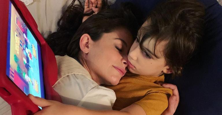Alinne Moraes compartilha linda selfie com o filho, Pedro, e encanta a web