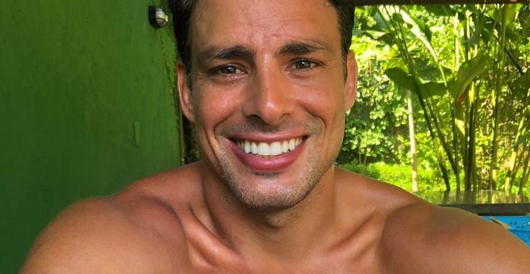 Após caminhada na praia, Cauã Reymond aproveita vista do mar e deixa web babando: ”Lindo”