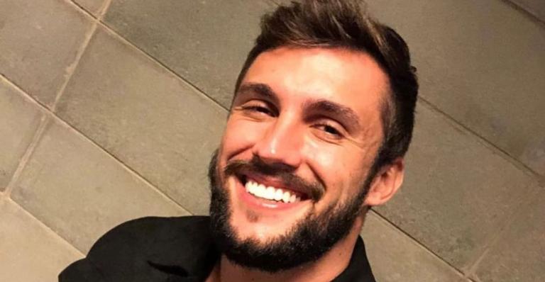Arthur Picoli surge sem camisa após treinamento e arranca elogios de fãs: ”Lindão!”