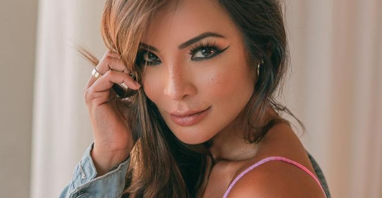 Carol Nakamura leva web à loucura ao aparecer com macacão coladinho: ”Um mulherão desses”