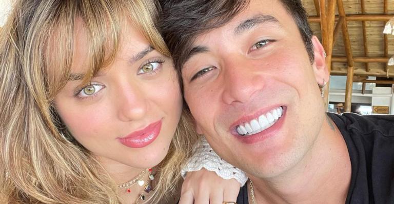 Romântico, Daniel Caon mostra trecho do vídeo de nova música na companhia de Rafa Kalimann
